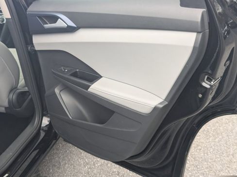 Used 2024 Volkswagen Taos SE image 15