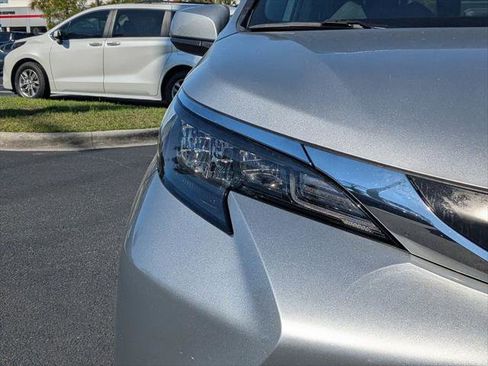 Certified 2025 Toyota Sienna XLE FWD image 12