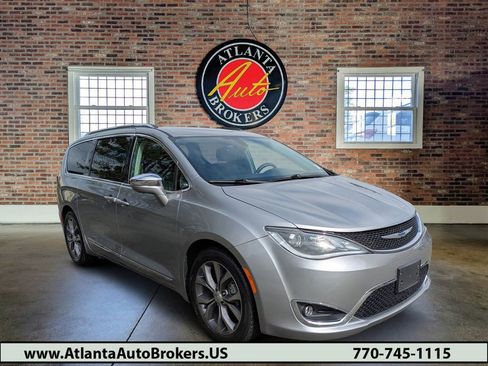 Used 2019 Chrysler Pacifica Limited image 1