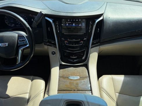 Used 2018 Cadillac Escalade ESV Luxury AWD/4WD image 10