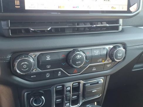 Used 2026 Jeep Gladiator Mojave AWD/4WD image 17