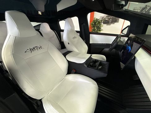 Used 2024 Tesla Cybertruck AWD Crew Cab image 21