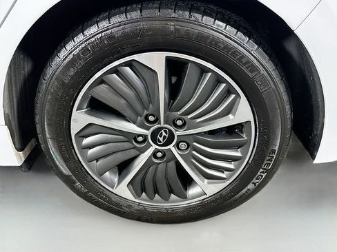 Used 2022 Hyundai Ioniq Limited image 32