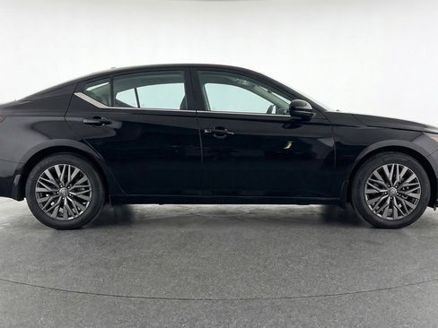 Used 2025 Nissan Altima 2.5 SV image 11