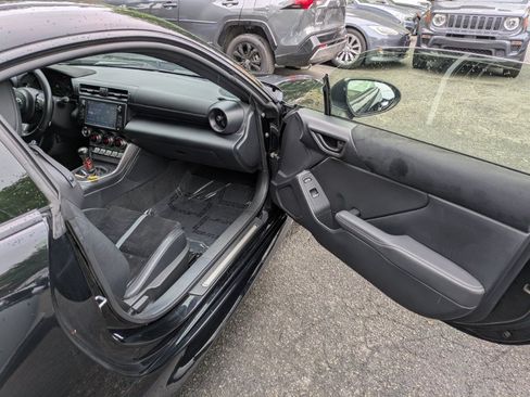 Used 2022 Toyota GR86 Premium w/ ALL Weather Mat Package (TMS) RWD image 9