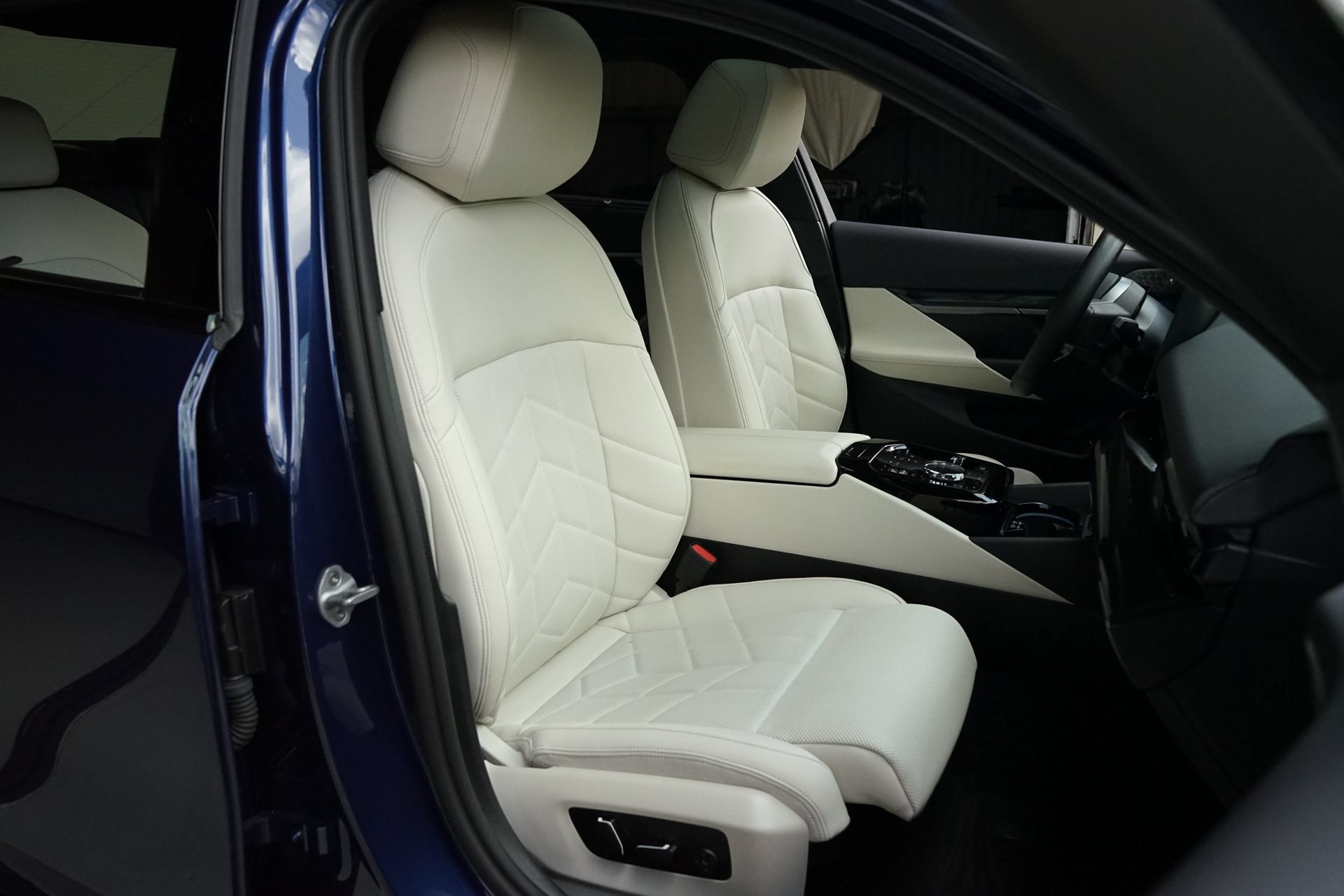 Used 2025 BMW i5 M60 AWD/4WD image 4