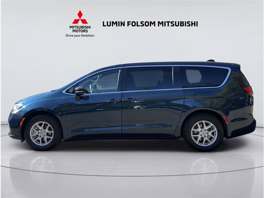 Used 2025 Chrysler Pacifica Select FWD image 2