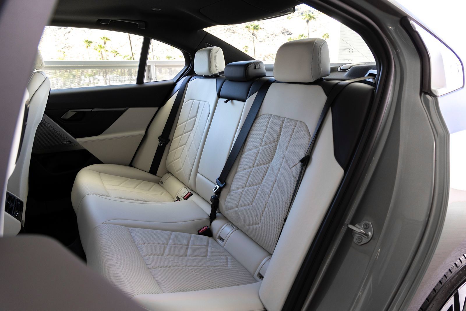 Certified 2025 BMW i5 eDrive40i w/ Premium Package RWD image 22