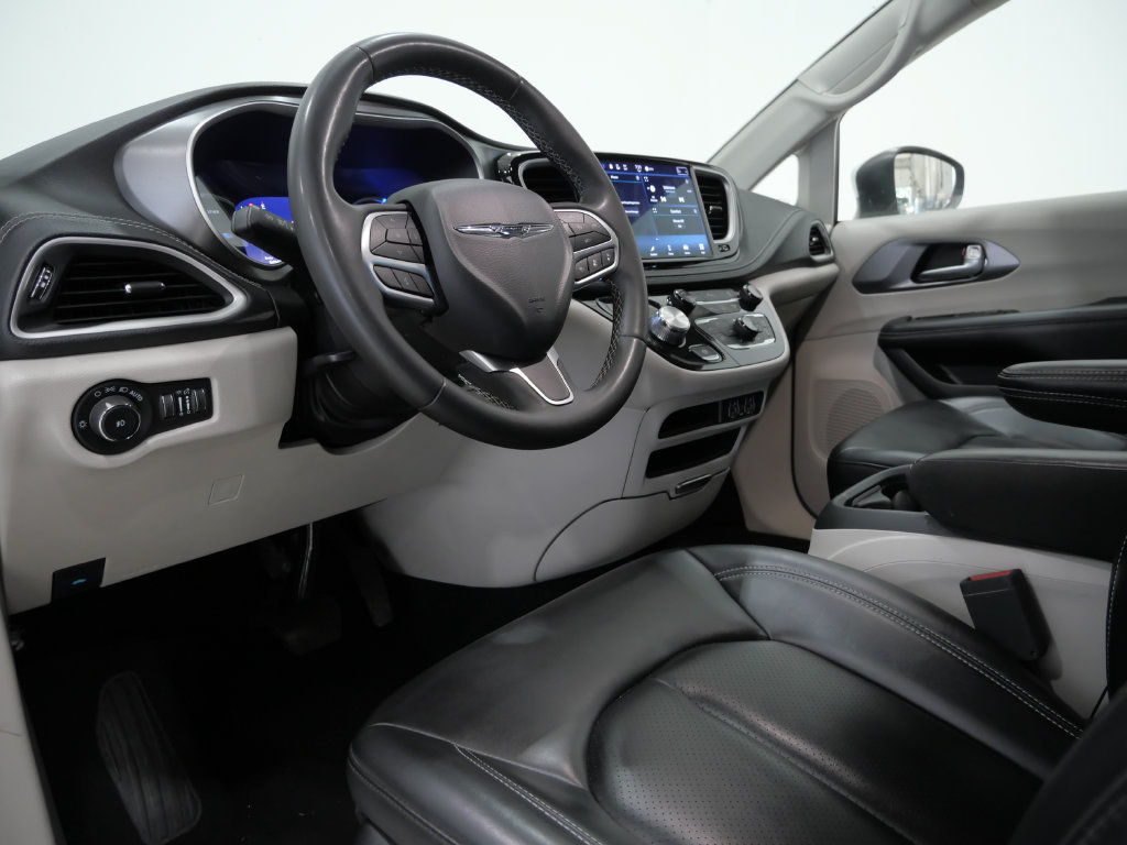 Used 2023 Chrysler Pacifica Touring-L FWD image 11