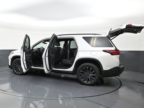Used 2023 Chevrolet Traverse RS FWD image 32