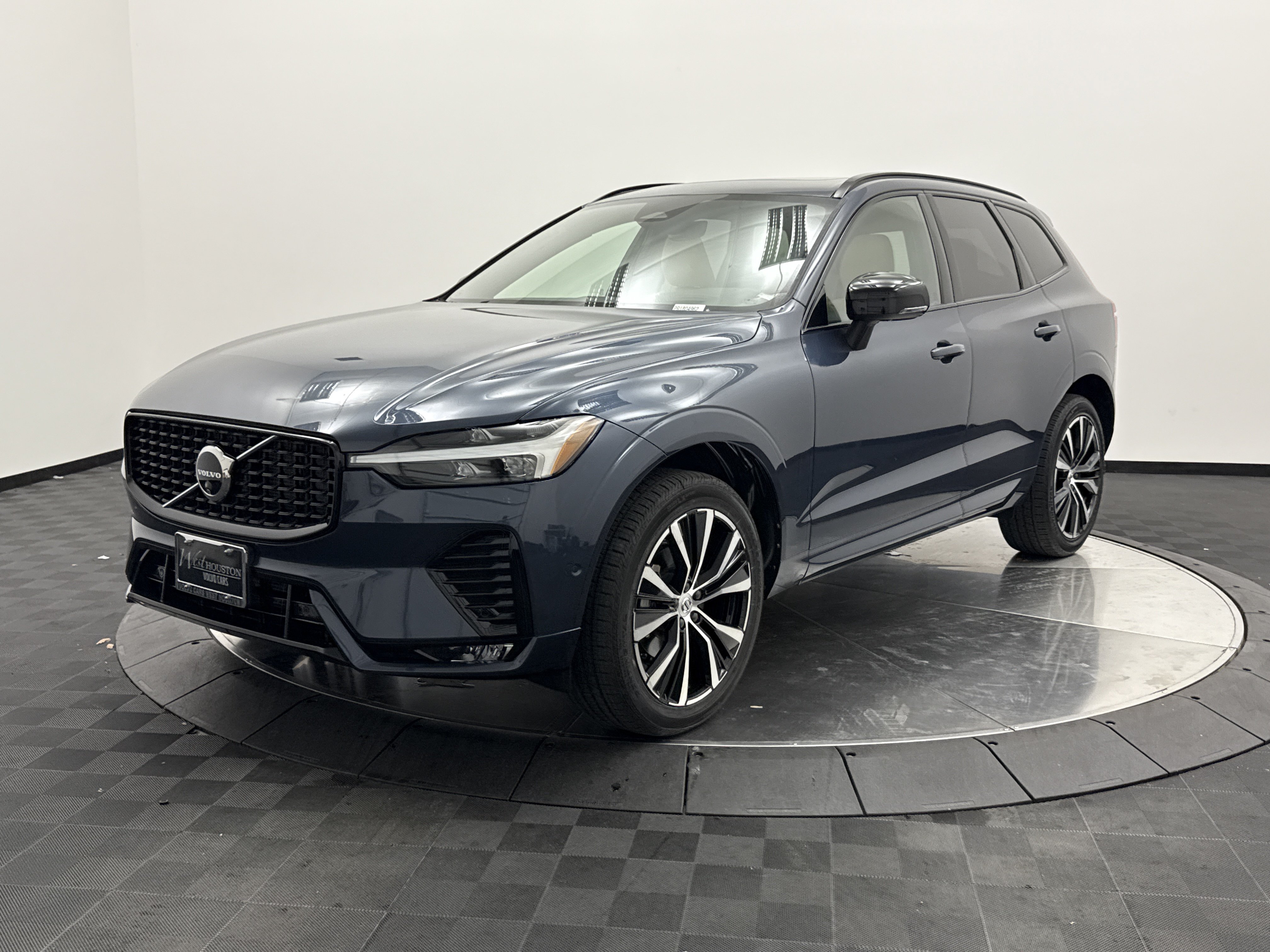 Certified 2024 Volvo XC60 B5 Ultimate w/ Protection Package Premier AWD/4WD image 3