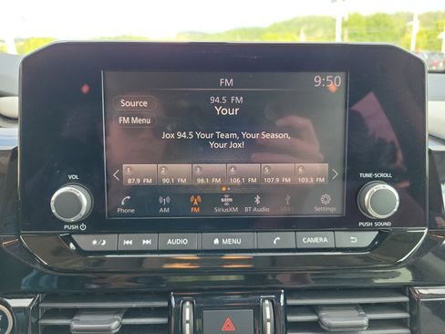 Used 2022 Nissan Pathfinder SV w/ SV Premium Package image 11