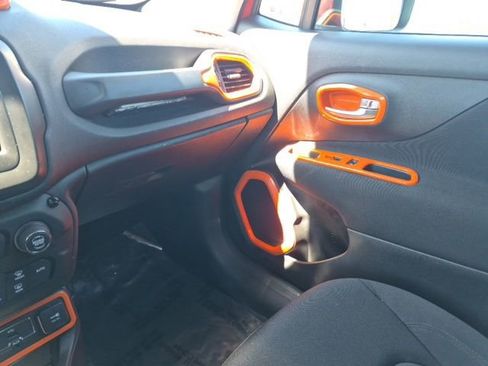 Used 2018 Jeep Renegade Latitude AWD/4WD image 18