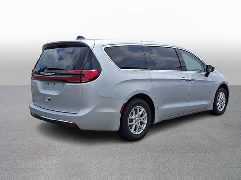 Used 2024 Chrysler Pacifica Touring-L FWD image 4
