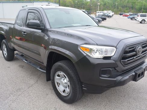 Used 2018 Toyota Tacoma SR AWD/4WD image 4