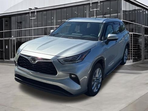 Used 2020 Toyota Highlander Limited FWD image 2