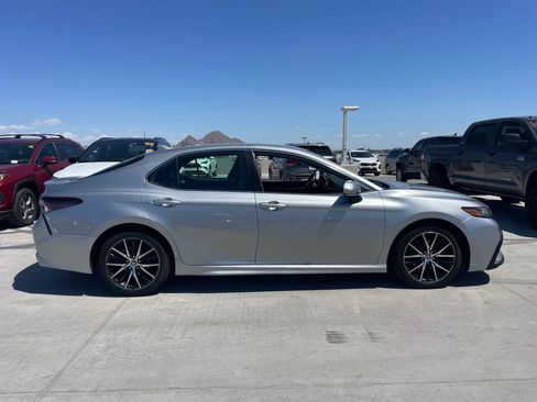 Used 2022 Toyota Camry SE image 3