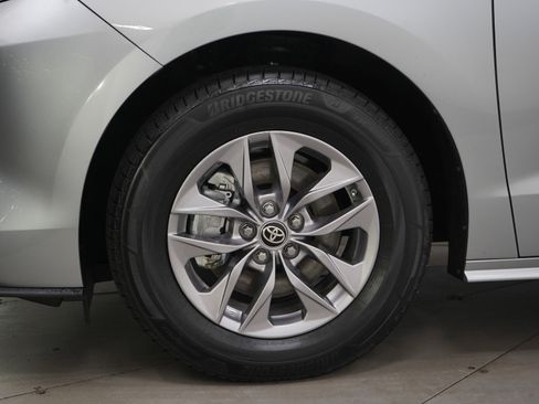 Used 2025 Toyota Sienna XLE FWD image 31