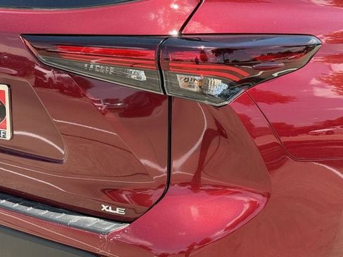Certified 2024 Toyota Highlander XLE FWD image 7