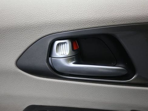 Used 2024 Chrysler Pacifica Limited FWD image 11