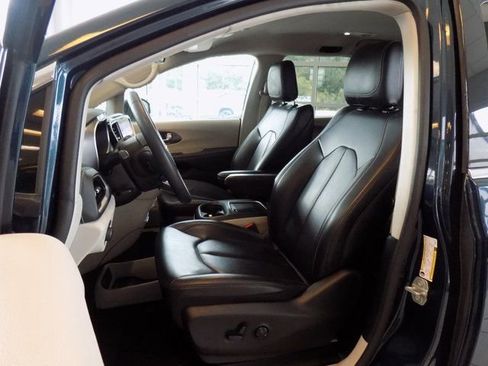 Used 2023 Chrysler Pacifica Touring-L image 22