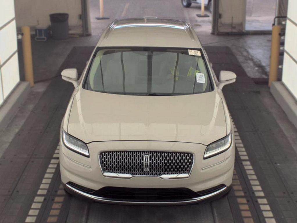 Used 2022 Lincoln Nautilus FWD w/ Premium Package image 2