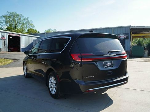 Used 2023 Chrysler Pacifica Touring-L image 4