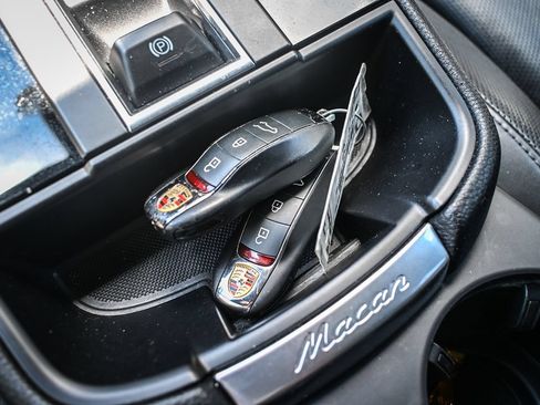 Used 2023 Porsche Macan AWD/4WD image 12