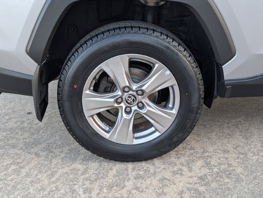 Used 2022 Toyota RAV4 XLE AWD/4WD image 2