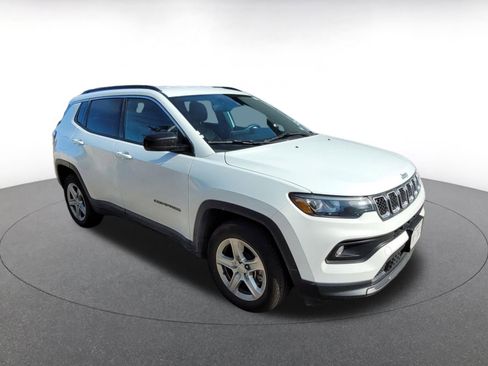 Used 2023 Jeep Compass Latitude image 1