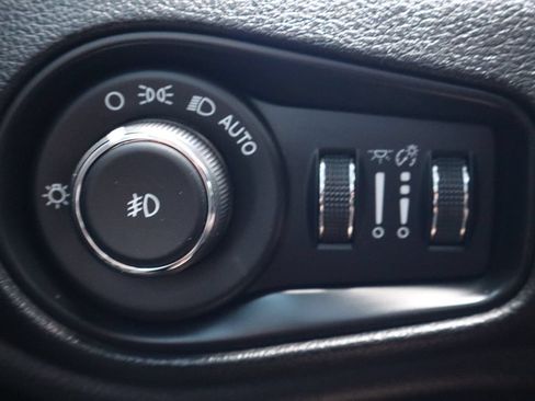 Used 2018 Jeep Renegade Latitude FWD image 28