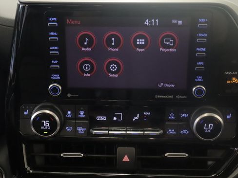 Used 2022 Toyota Highlander XLE AWD/4WD image 17