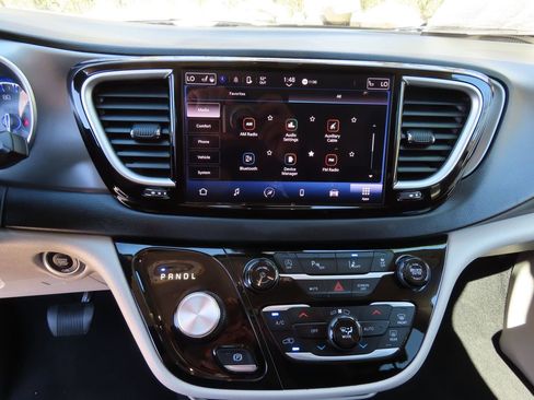 Used 2023 Chrysler Pacifica Touring-L FWD image 21
