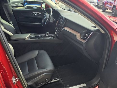 Used 2023 Volvo XC60 B5 Plus FWD image 6