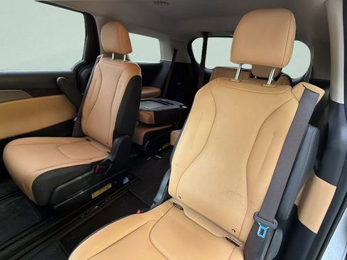 Used 2024 Kia Carnival LX FWD image 29