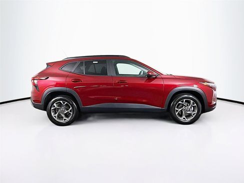 Used 2025 Chevrolet Trax LT w/ LT Convenience Package image 8