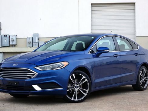 Used 2018 Ford Fusion SE w/ Fusion SE Technology Package image 2