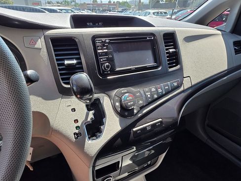 Used 2014 Toyota Sienna SE w/ SE Premium Package w/Entune FWD image 40