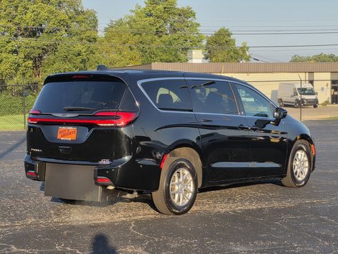 Used 2025 Chrysler Pacifica Select FWD image 13