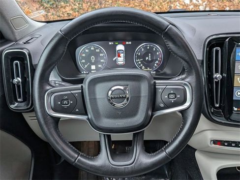 Used 2020 Volvo XC40 T4 Momentum image 14