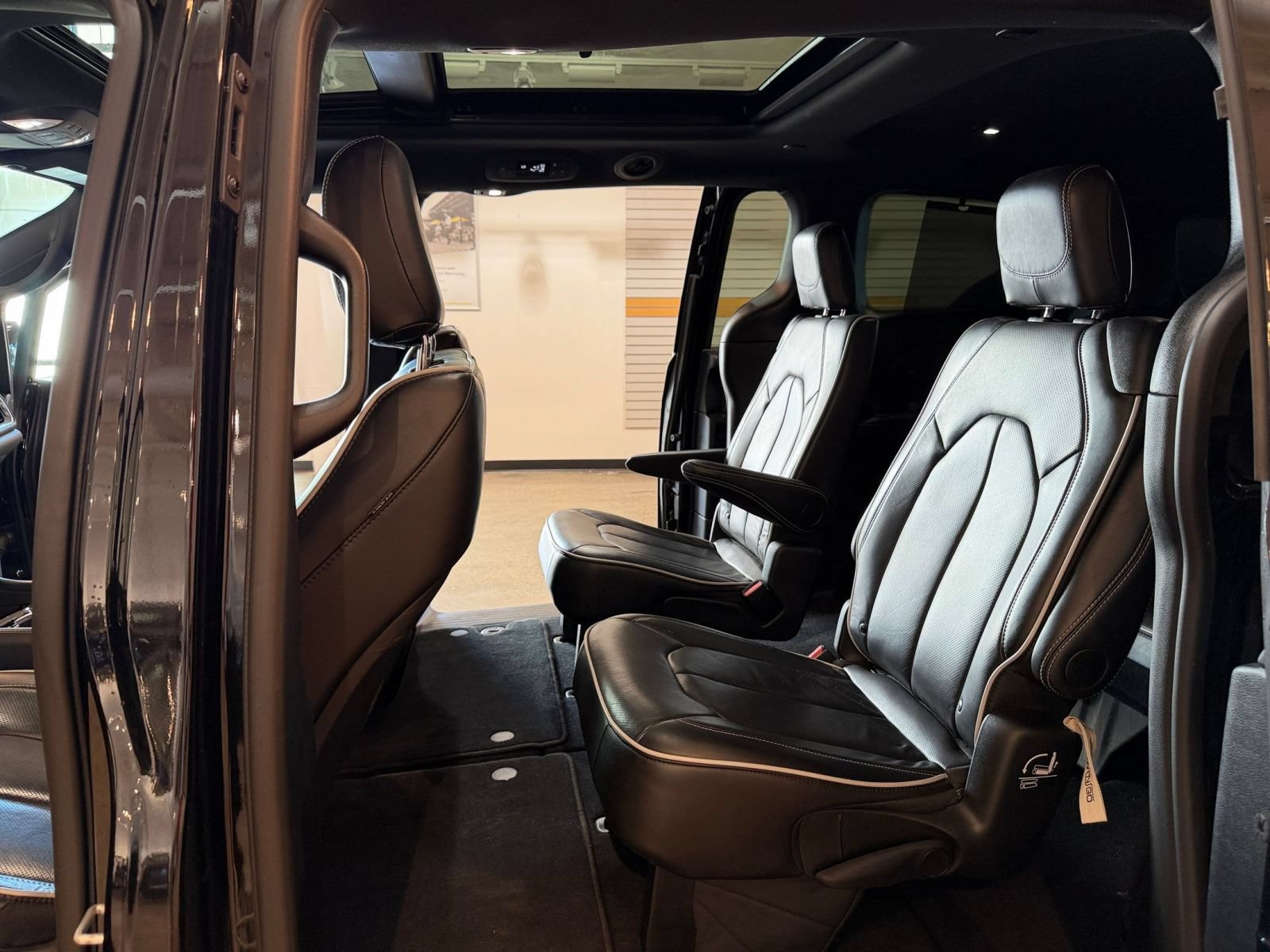 Used 2025 Chrysler Pacifica Limited FWD image 27