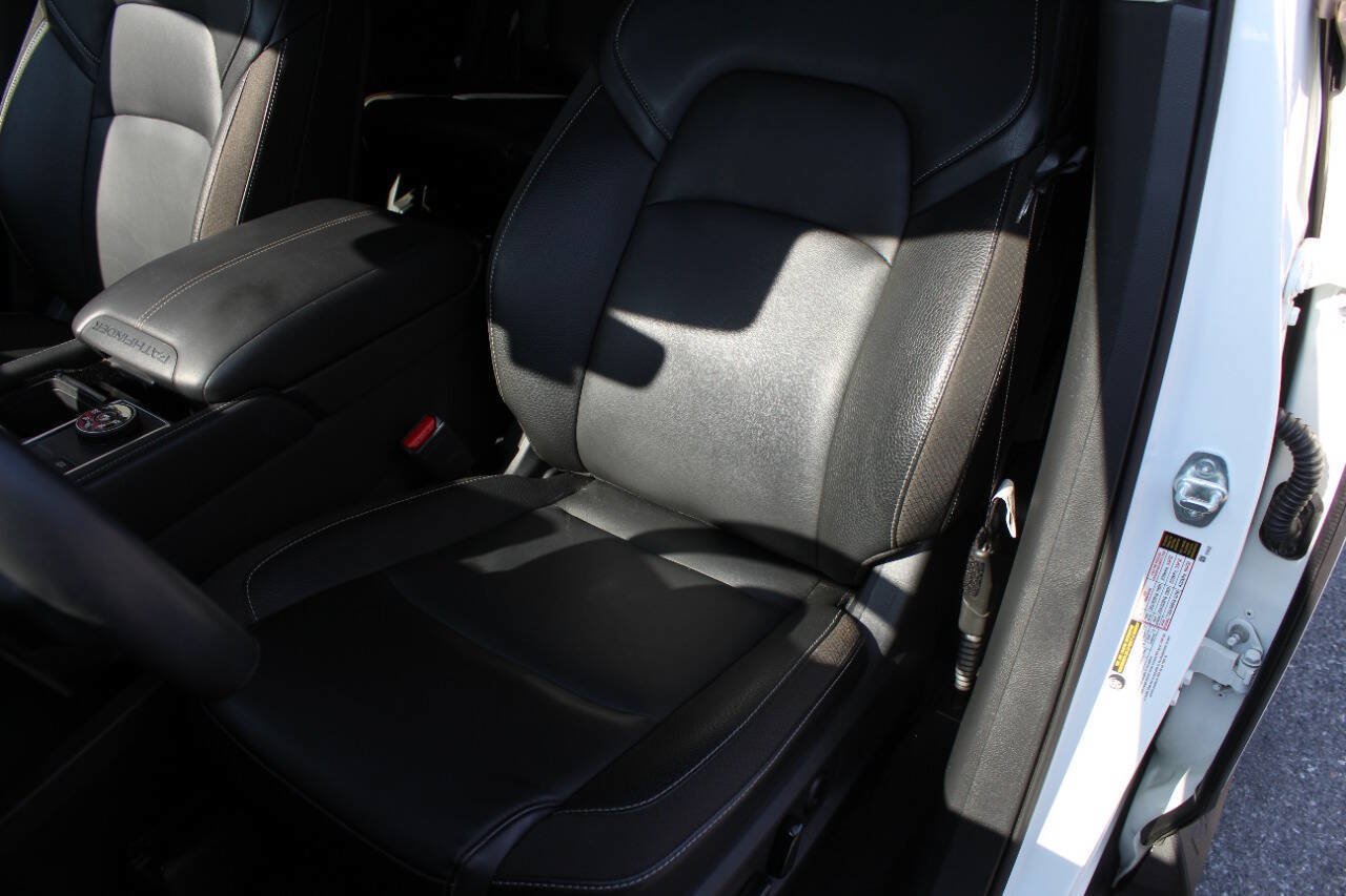 Used 2024 Nissan Pathfinder SL AWD/4WD image 3