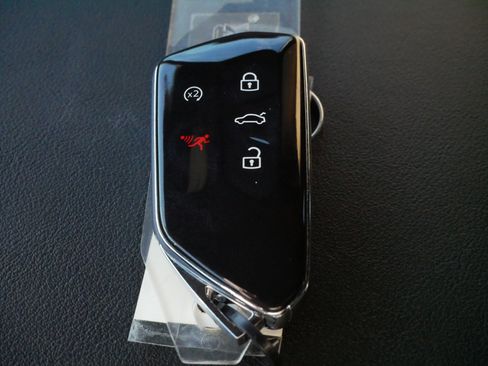 Certified 2025 Volkswagen Atlas Cross Sport SE w/ Panoramic Sunroof Package image 32