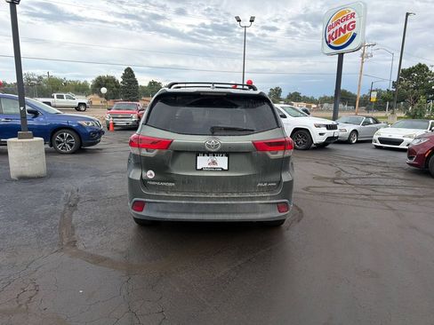 Used 2017 Toyota Highlander XLE w/ Carpet Mat Package AWD/4WD image 9