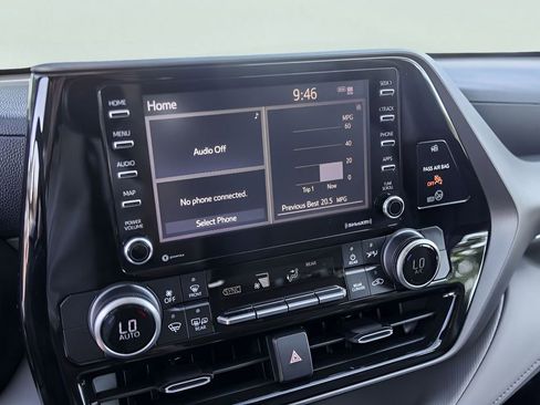 Used 2022 Toyota Highlander L FWD image 19