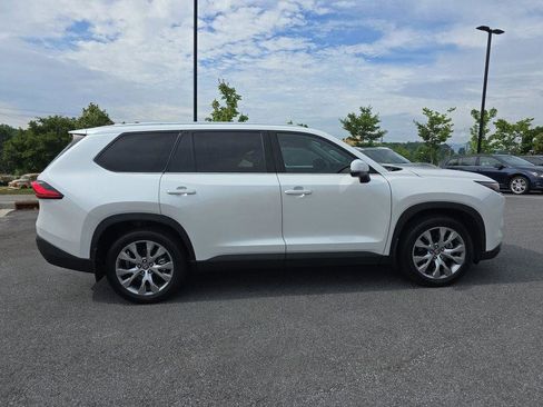 Used 2024 Toyota Grand Highlander AWD image 2
