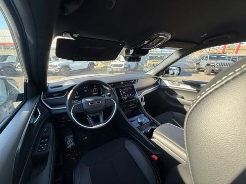 New 2025 Jeep Grand Cherokee Altitude image 18