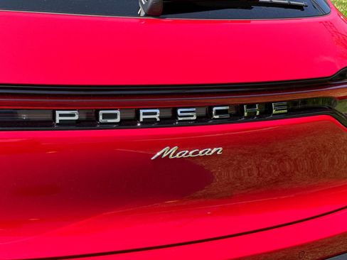 Certified 2025 Porsche Macan AWD/4WD image 32
