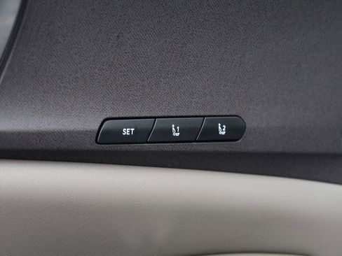 Used 2025 Kia Carnival EX image 8