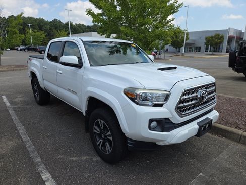 Used 2016 Toyota Tacoma TRD Sport w/ Towing Package AWD/4WD image 1